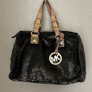 It has some discoloration on the bottom of handle.. look at the last  Picture..